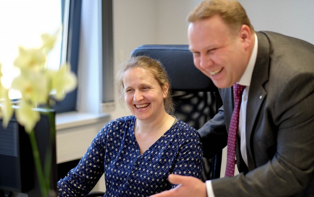 couple computer smiling